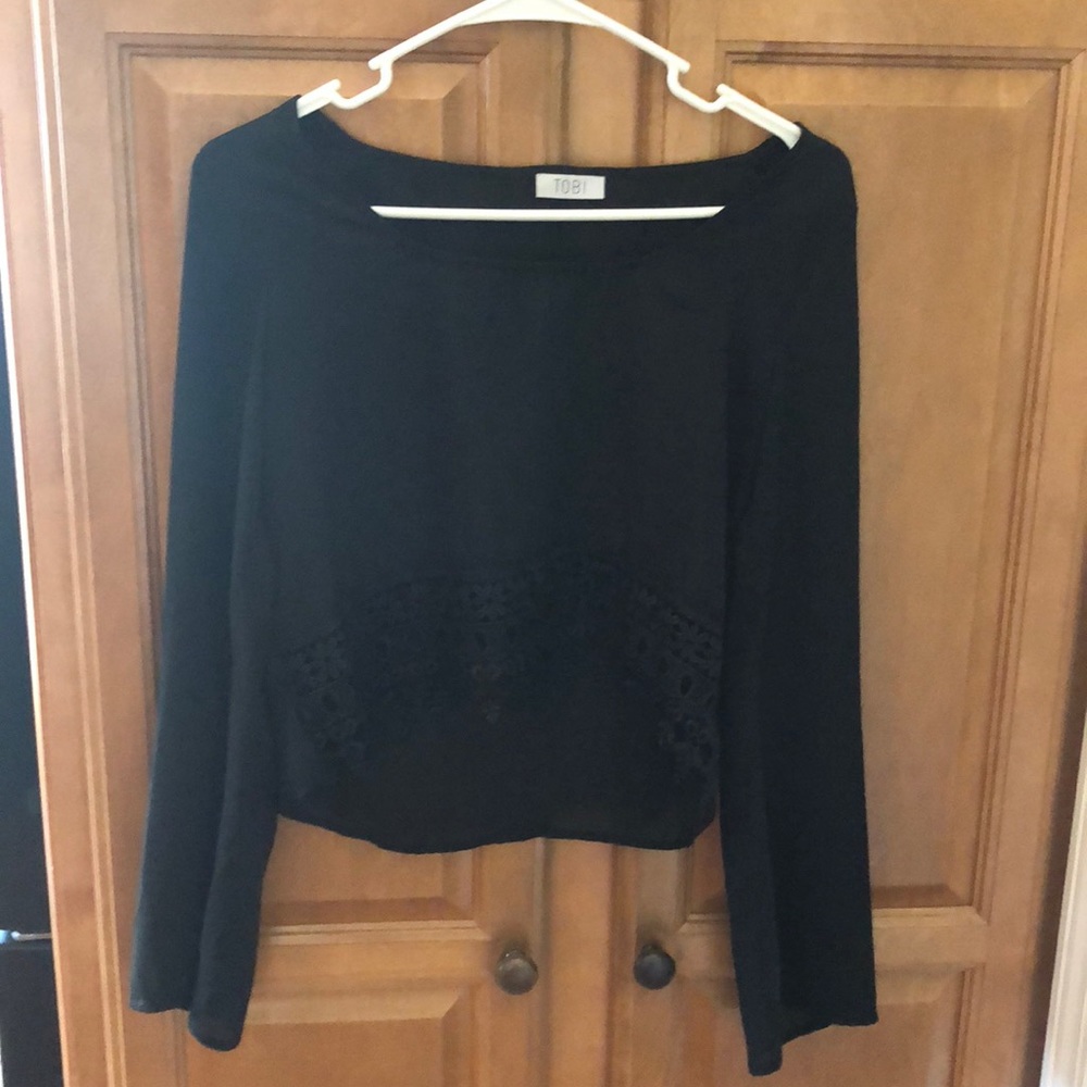 Log sleeved black top